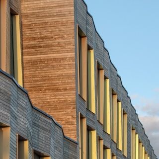 Archivhaus (Arkivenes Hus) mit Origami inspirierter Kebony Fassade
