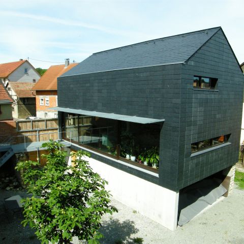 Schieferhaus in den heiligen Gärten