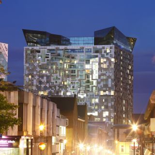 „The Cube“ - Glanzvoller Würfel in exklusivem Design