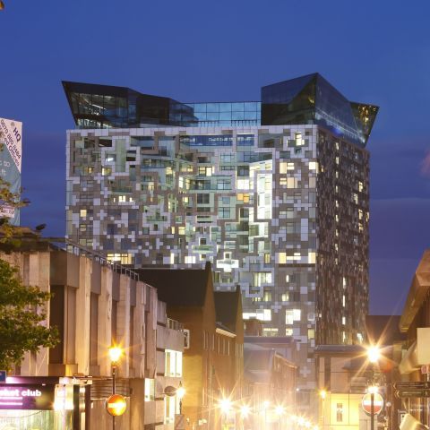 „The Cube“ - Glanzvoller Würfel in exklusivem Design