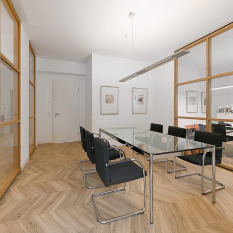 Designboden in Chevronverlegung in Aachener Büroräumen