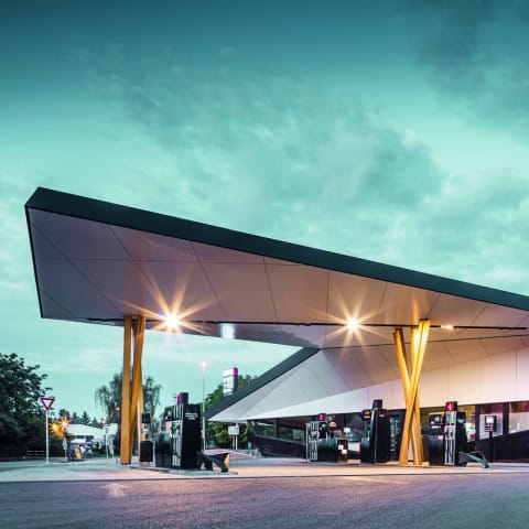 Tankstelle mit raffinierter Geometrie