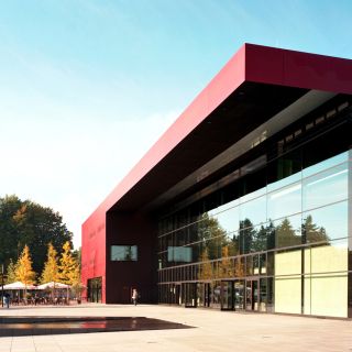 Bürgerhaus Unterföhring mit Bürgerplatz und Marktdach