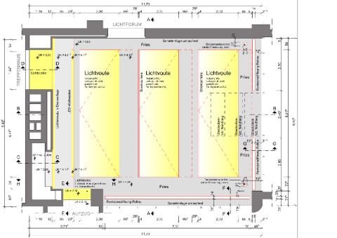 Deckenplan des Foyers mit den drei speziell auf den Raum angepassten Lichtvouten, der Lichtfuge hinter dem tresen, dem LED-Wallwasher sowie den Lichtdecken über den Zugängen zum Aufzug und zum Treppenhaus.