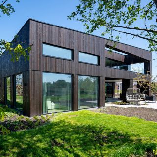 Villa Vuurlijn, Niederlande