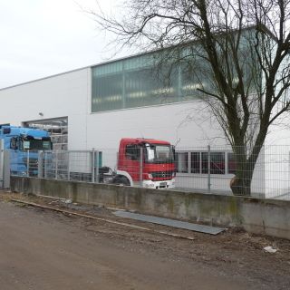 LKW-Werkstatthalle mit Teilelager, Lackieranlage und Kranbahn