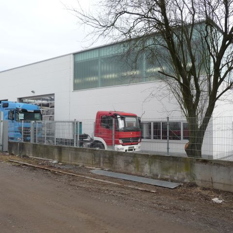 LKW-Werkstatthalle mit Teilelager, Lackieranlage und Kranbahn