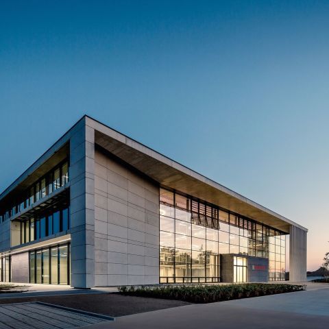 Lamellenfenster unterstützen intelligentes Lüftungskonzept des Solarlux Campus