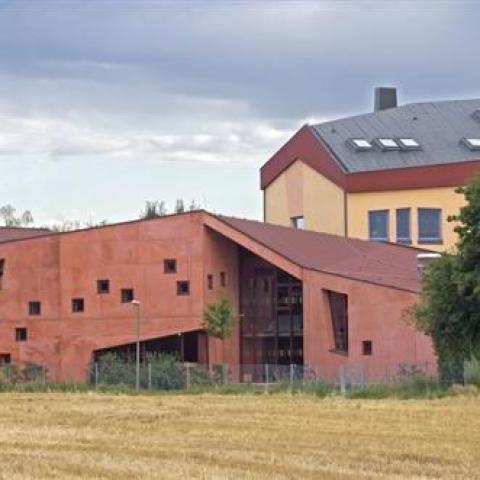 Waldorfschule mit Farbbeton