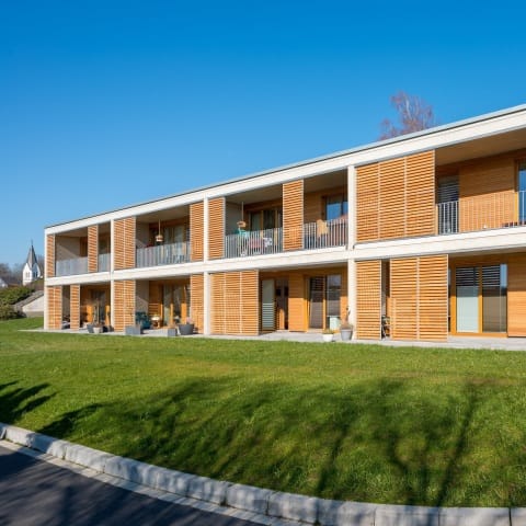 Zwei Mehrfamilienhäuser als Effizienshausstandart 40+