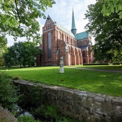 Auf Ziegeln flanieren, wo Mönche einst die Saat einbrachten