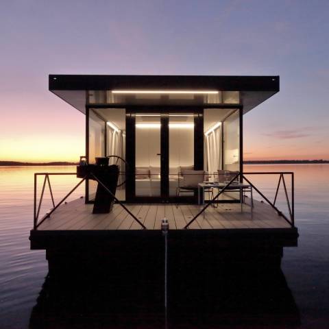 Stilvoll in See stechen mit dem Loungeboat