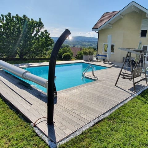 Holzterrasse und Poolumrandung in einem privaten Garten