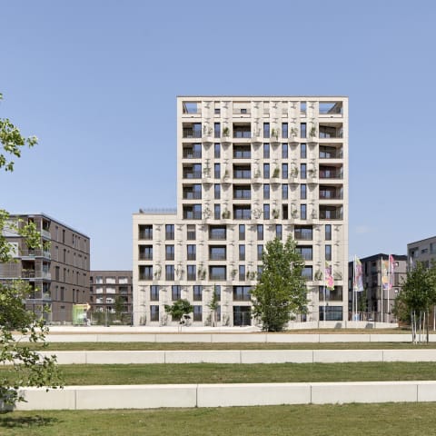 Begrüntes Holzhybrid-Wohnhochhaus auf dem Gelände der BUGA 23 in Mannheim