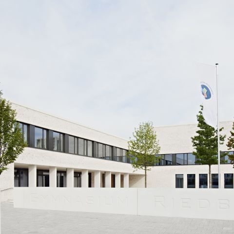 Gymnasium mit Sporthalle und Jugendhaus in Frankfurt Riedberg