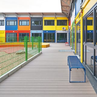 Neue, bunte Schule für mehr Platz