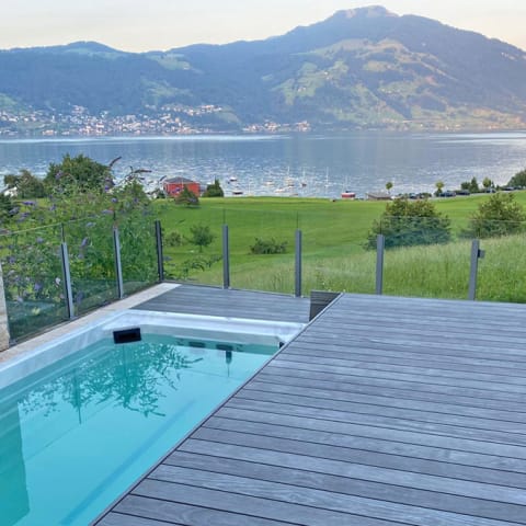 Poolabdeckung in einem privaten Garten