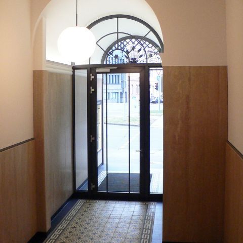 Eingangsbereich mit Treppenhaus eines denkmalgeschützten Geschäftshauses