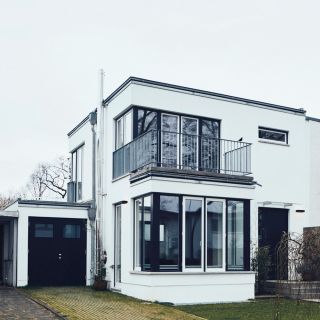 Neubau einer zweigeschossigen Doppelhaushäfte in Bauhaussiedlung