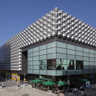 Centrum Galerie in Dresden mit Fassade in Wabenkonstruktion