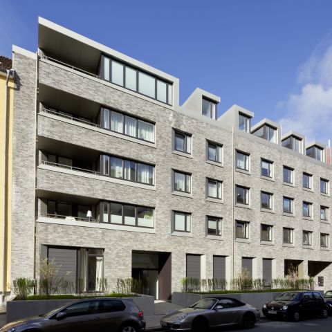 Klinkerfassade zeigt sich im Material-Mix mit Aluminium hochmodern