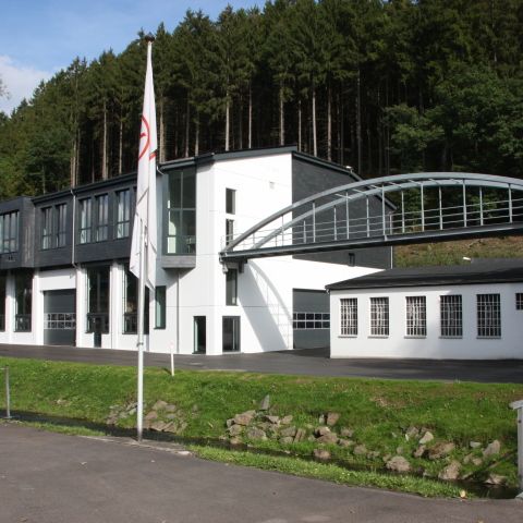 Errichtung einer Fertigungshalle mit Besucherzentrum