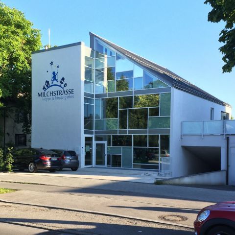 Umbau eines Autohauses in eine Kindertagesstätte