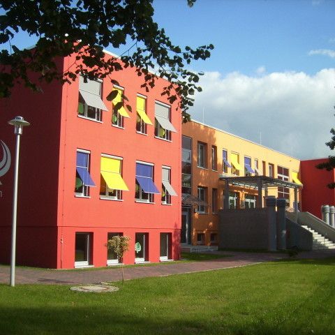 Lindenschule Lübtheen: Umbau,Sanierung und teilweiser Neubau zu einem Heizkosten- und CO₂-neutralen Gebäude
