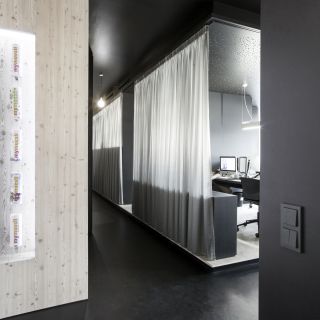 Schwarzes Büro