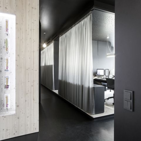 Schwarzes Büro