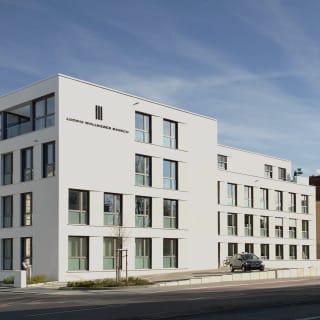 Verwaltungsgebäude einer Kanzlei mit zwei Penthouse-Wohnungen und Tiefgarage