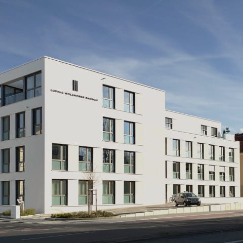 Verwaltungsgebäude einer Kanzlei mit zwei Penthouse-Wohnungen und Tiefgarage