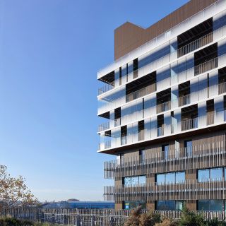 Wohnbereiche mit Vorhangfassade - Solitär mit hybrider Nutzung
