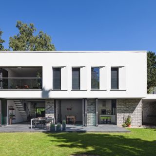 Bauhaus mit ganzflächiger Öffnung