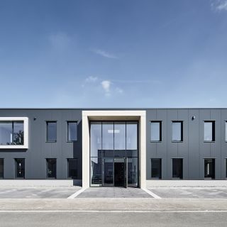 Werkstatt, Lager und Ausstellung mit Verwaltungsgebäude - Frenz Gabelstapler und Reinigungsgeräte