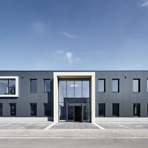 Werkstatt, Lager und Ausstellung mit Verwaltungsgebäude - Frenz Gabelstapler und Reinigungsgeräte