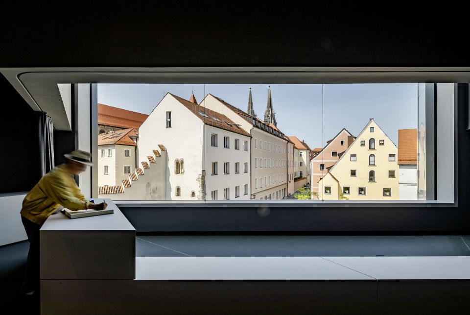 Immer wieder überrascht das Haus der Bayerischen Geschichte seine Besucher mit gleichermaßen unerwarteten wie beeindruckenden Ein- und Ausblicken. Am rückwärtigen Ende der Dauerausstellung gibt das markante, 80 m2 große Domfenster einen imposanten Blick a