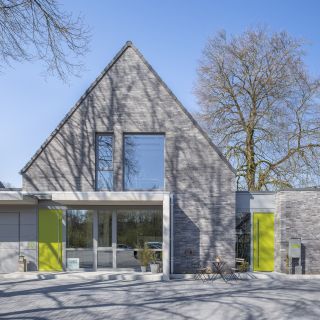 Neubau von 2 EFH mit Büro und 2 Einlieger-WHG im KfW-40-Plus Standard
