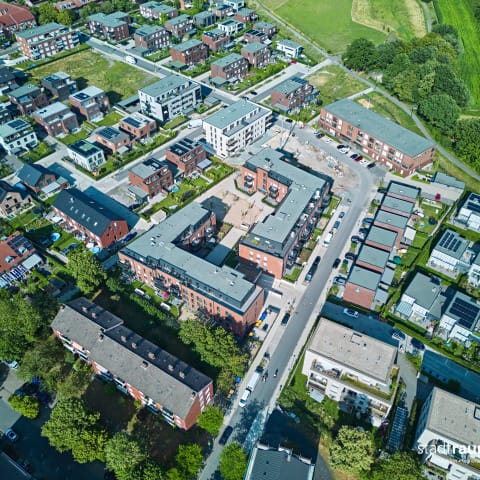 Neubau von zwei MFH mit 83 geförderten Wohneinheiten, Einrichtung für Geflüchtete, Quartiersplatz und Tiefgarage