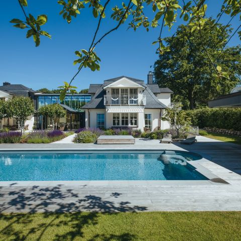 Einfamilienhaus mit Poolgarten