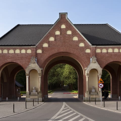 Dachsanierung am historischen Eingangsportal des Zentralfriedhofs in Stettin