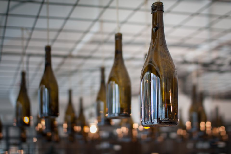 Weinflaschen im Weinraum