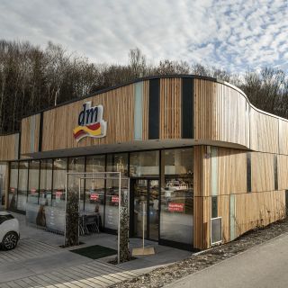 dm-drogerie markt mit nachhaltigen Haustechnikkonzept