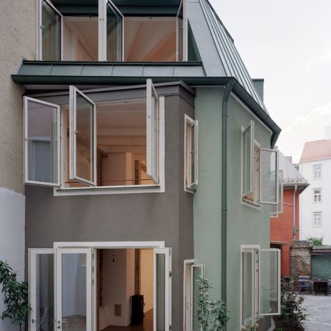 Grünes Hinterhofhaus