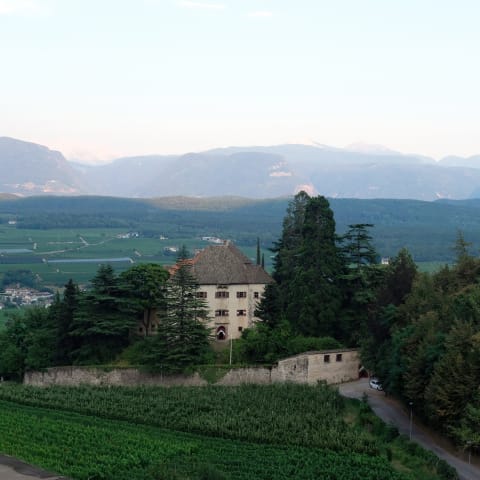 Schloss Gandegg, Bibliothek—Bar—Loggia
