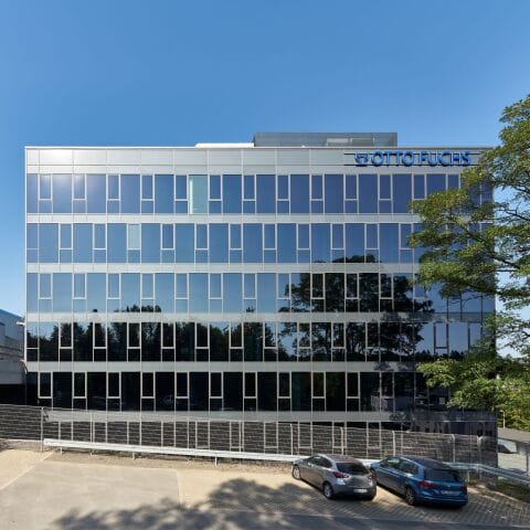 Technikum Otto Fuchs mit Produktionshalle