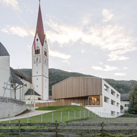 Umarmende Geste zwischen Tradition und Moderne