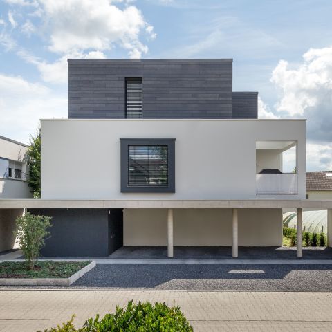 4WE Wohnhaus mit Sichtbetoncarport