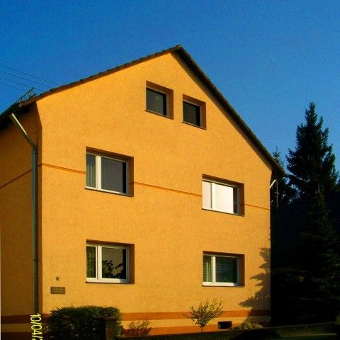 Ein End-60er Haus wird ummantelt und erhält einen frischen Sanitärraum