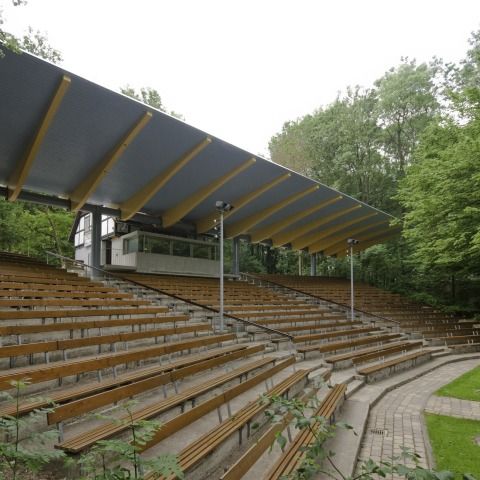 Tribünen-Teilüberdachung und Regieraum Freilichtbühne Bellenberg
